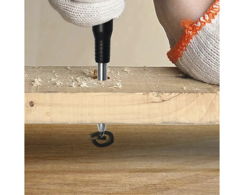 Tieflochmarker markiert eine Stelle auf Holz durch ein Bohrloch, Hand mit Arbeitshandschuh hält den Stift.
