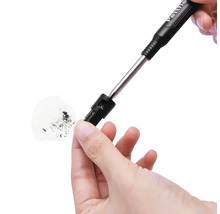 Pattfield Tieflochmarker beim Anspitzen mit dem integrierten Spitzer, mit Graphitspänen.