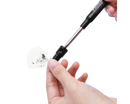 Pattfield Tieflochmarker beim Anspitzen mit dem integrierten Spitzer, mit Graphitspänen.