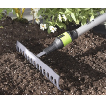 For_q Gartenrechen mit Fitconnect-Verbindung auf dunkler Erde in einem hellen, gepflegten Gartenbeet.