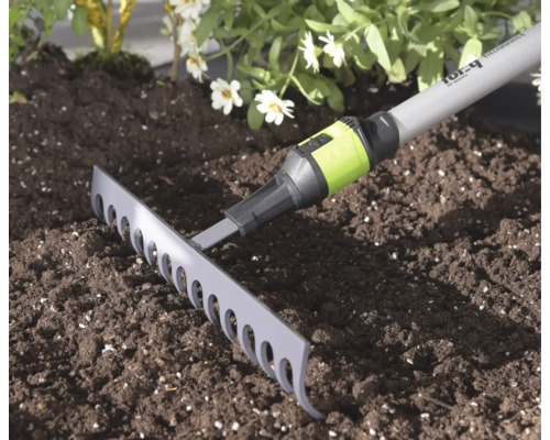 For_q Gartenrechen mit Fitconnect-Verbindung auf dunkler Erde in einem hellen, gepflegten Gartenbeet.