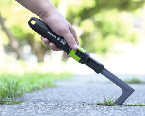 Fugenkratzer for_q fitconnect im Einsatz beim Entfernen von Unkraut zwischen Steinplatten im Garten.