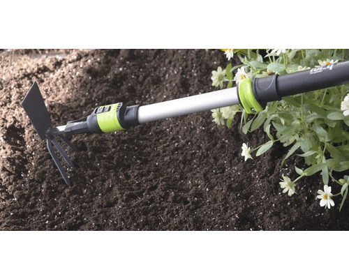 for_q Kombigerät aus Kleingrubber und Häufelplatte mit Teleskopstiel bei der Gartenarbeit in Erde neben Blumen.