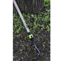 for_q fitconnect Stiel für Gartengeräte aus Aluminium und Holz, einhundertdreißig Zentimeter lang, mit Werkzeugaufsatz in Erde im Garten.