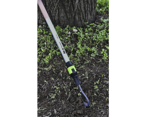 for_q fitconnect Stiel für Gartengeräte aus Aluminium und Holz, einhundertdreißig Zentimeter lang, mit Werkzeugaufsatz in Erde im Garten.