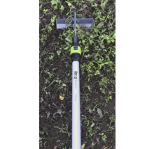 for_q fitconnect Pendelhacke mit 150 Zentimeter Aluminiumstiel auf Erde mit Unkraut.