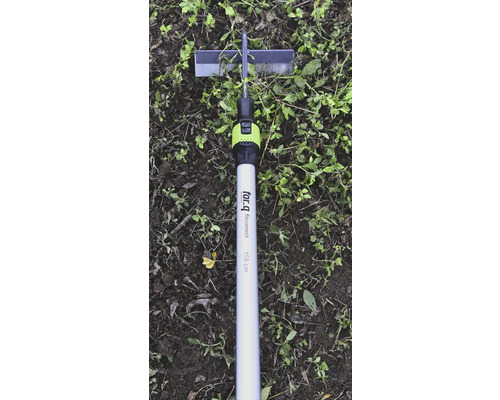 for_q fitconnect Pendelhacke mit 150 Zentimeter Aluminiumstiel auf Erde mit Unkraut.