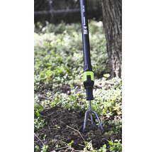for.q fitconnect Kultivator mit 130 Zentimeter Stiel lockert Erde im Garten.