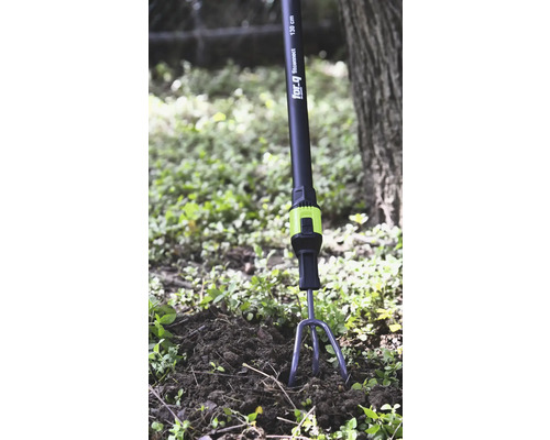 for.q fitconnect Kultivator mit 130 Zentimeter Stiel lockert Erde im Garten.