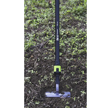 for_q fitconnect Gerätestiel mit Jätgerät-Aufsatz aus Metall in Erde, Länge einhundertfünfzig Zentimeter.