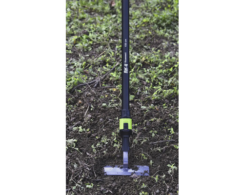 for_q fitconnect Gerätestiel mit Jätgerät-Aufsatz aus Metall in Erde, Länge einhundertfünfzig Zentimeter.