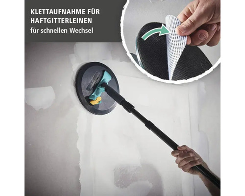Trockenbauschleifer mit Teleskopstiel im Einsatz an einer Wand und Detailansicht der Klettaufnahme für Gitterleinen.