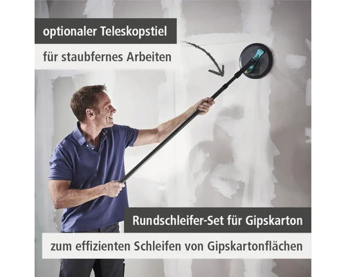 Ein Mann schleift eine Gipskartonwand mit einem Rundschleifer und einem optionalen Teleskopstiel für staubfernes Arbeiten.