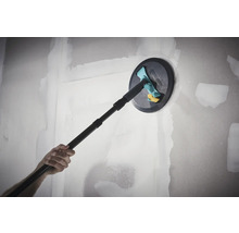 Wolfcraft Handschleifer mit Teleskopstange beim Schleifen einer gespachtelten Wand aus Gipskarton.