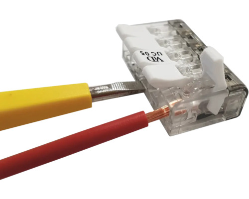 Transparente Verbindungsklemme mit Hebel bei der Installation eines roten Kabels mit Hilfe eines gelben Werkzeugs.