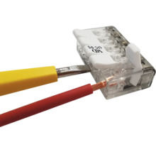Transparente Hebelklemme für elektrische Leitungen mit eingeführtem Draht und einem Schraubendreher zur Montage.