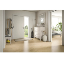 Heller, moderner Eingangsbereich mit weißer Tür, hellem Bodenbelag im Fischgrätmuster, weißer Kommode und hölzernem Garderobenständer.