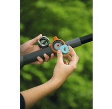 Einlegen einer Reinigungstablette in das Fach eines Garten-Bewässerungsstabs.