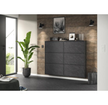 Moderner Schuhschrank in Steinoptik mit sechs Fächern in einem hellen Vorzimmer neben einer großen Pflanze.