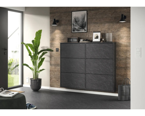 Moderner Schuhschrank in Steinoptik mit sechs Fächern in einem hellen Vorzimmer neben einer großen Pflanze.