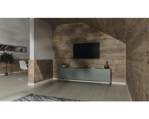 Modernes, helles Wohnzimmer mit Wandverkleidung aus rustikalen Holzplanken an Wand und Decke, grauem Sideboard und wandmontiertem Fernseher.