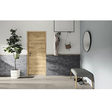Moderner Flur mit Holztür in Eichenoptik, Wandverkleidung in dunkler Steinoptik, grauer Sitzbank und schwarzer Garderobe.