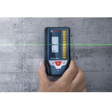 Bosch Professional LR 7 Laserempfänger an einer Betonwand mit horizontaler grüner Laserlinie.