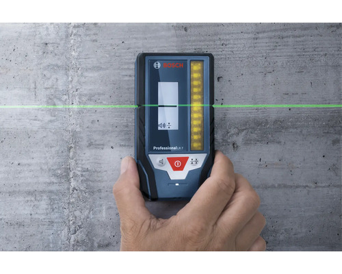 Bosch Professional LR 7 Laserempfänger an einer Betonwand mit horizontaler grüner Laserlinie.