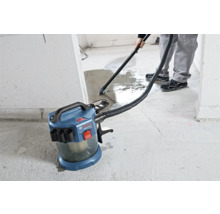 Bosch Professional Akku-Nass- und Trockensauger beim Aufsaugen von Wasser auf einem Betonboden.