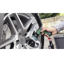 Anwendung der elektrischen Reinigungsbürste Bosch UniversalBrush zur Reinigung einer Aluminiumfelge mit Seifenwasser.