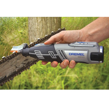 Dremel 8200 Akkumulator-Multifunktionswerkzeug beim Schärfen einer Sägekette im Freien.