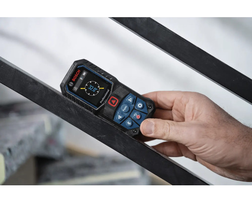 Bosch Professional Laser-Entfernungsmesser misst eine Neigung von 32 Grad an einem Metallgeländer.