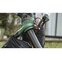 Bosch Laubsauger und Laubbläser mit Fangsack wird von einer Person mit Arbeitshandschuhen bedient.