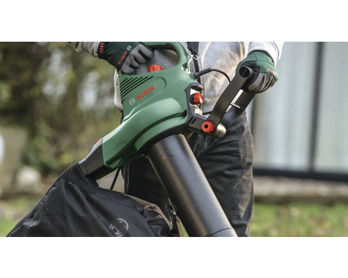 Bosch Laubsauger und Laubbläser mit Fangsack wird von einer Person mit Arbeitshandschuhen bedient.