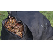 Schwarzer Fangsack für Laubbläser gefüllt mit zerkleinertem Laub mit Reißverschluss und Bosch Logo.