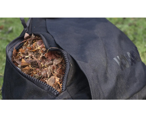 Schwarzer Fangsack für Laubbläser gefüllt mit zerkleinertem Laub mit Reißverschluss und Bosch Logo.