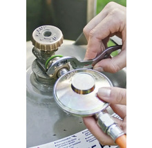 Anwendung eines CFH Gasreglerschlüssels zum Festziehen eines Druckreglers an einer Gasflasche, CFH Logo.