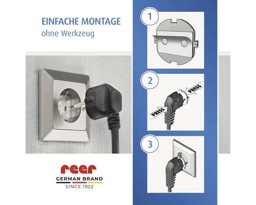 Montageanleitung für reer Steckdosenschutz ohne Werkzeug in drei Schritten: Klebefolie abziehen, auf Stecker drücken und einstecken. reer Logo.