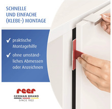 reer Montagehilfe für Kindersicherung an Schranktüren ermöglicht schnelle Klebemontage ohne Messen und Anzeichnen. reer Logo.