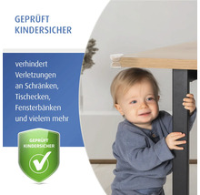 Transparenter Eckenschutz an einer Tischecke montiert, ein Kleinkind steht daneben. Geprüfte Kindersicherung.
