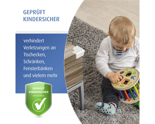 Weißer Eckenschutz an einer Tischkante aus Holz mit einem spielenden Kleinkind, zur Illustration der geprüften Kindersicherheit.