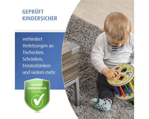 Kleinkind spielt neben einem Tisch mit montiertem Eckenschutz auf einem Teppich. Mit Siegel Geprüft Kindersicher.