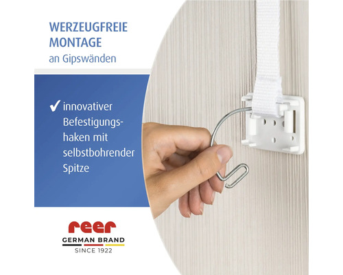 reer Logo. Werkzeugfreie Montage einer Möbelsicherung an einer Gipswand mit einem selbstbohrenden Befestigungshaken.