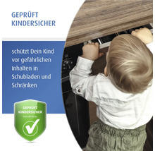 Kleinkind greift in eine Küchenschublade, Siegel für geprüfte Kindersicherung zum Schutz vor gefährlichen Inhalten in Schränken.