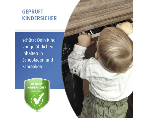 Kleinkind greift in eine Küchenschublade, Siegel für geprüfte Kindersicherung zum Schutz vor gefährlichen Inhalten in Schränken.