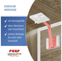 reer Kindersicherung für Schränke und Schubladen mit Montagehilfe für präzise Befestigung ohne Abmessen im Holzschrank und reer Logo.