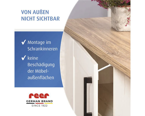 Innenliegende Schranksicherung von reer, montiert im Schrankinneren, von außen unsichtbar, schont Möbeloberflächen. reer Logo.