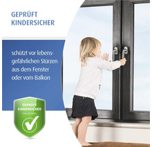 Geprüfte kindersichere Fenstergriffe an einem Fenster mit Kleinkind zum Schutz vor Stürzen aus dem Fenster oder vom Balkon.