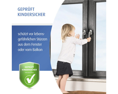 Geprüfte kindersichere Fenstergriffe an einem Fenster mit Kleinkind zum Schutz vor Stürzen aus dem Fenster oder vom Balkon.