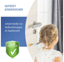 Gepolsterter Türgriff-Schutz an einer weißen Zimmertür zur Kindersicherung gegen Stoßverletzungen im Kopfbereich.